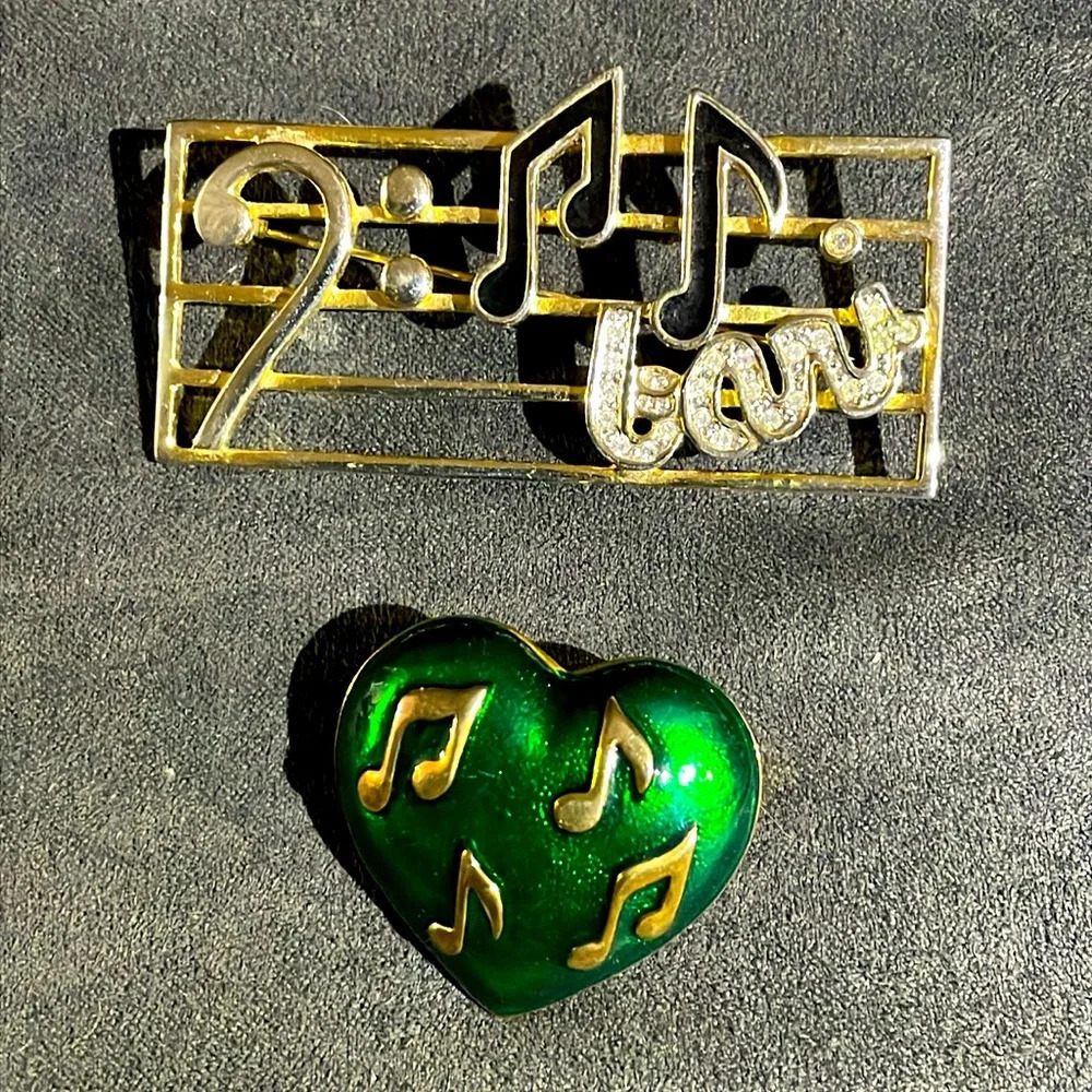 Music notes goldtone and enamel brooch